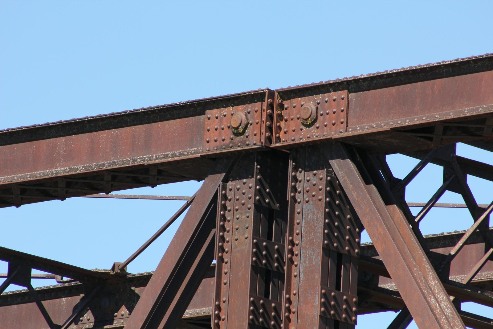 Upper angle connection at center of bridge